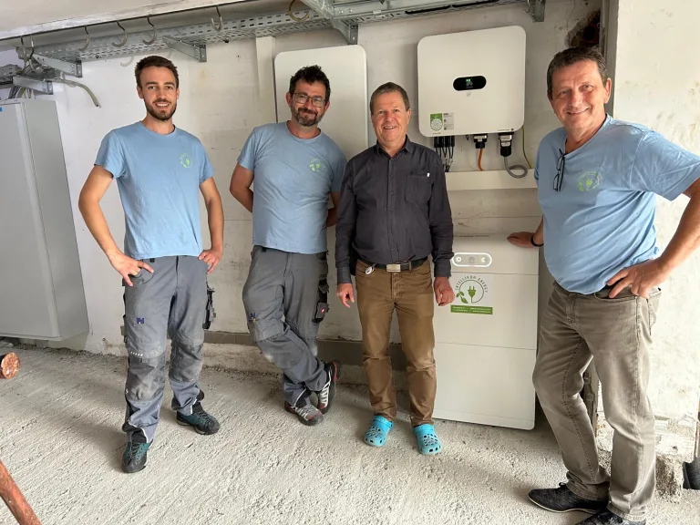 Mehr über den Artikel erfahren Ästhetisch integrierte PV-Lösung in Gresten: Solarverglasung & Dachanlage mit 8,4 kWp