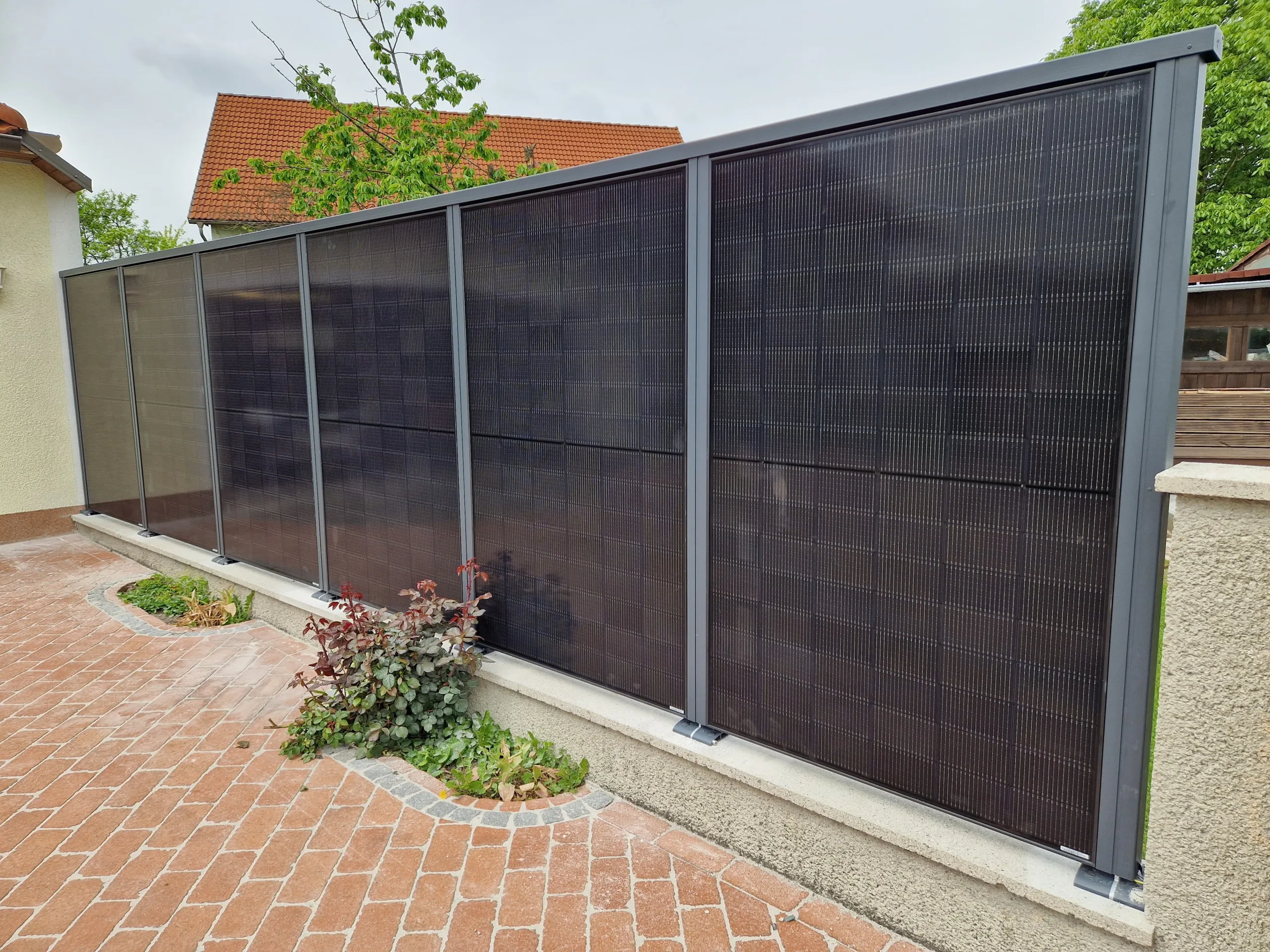 Mehr über den Artikel erfahren ⚡ Intelligenter PV-Zaun für urbane Nachhaltigkeit in St. Pölten
