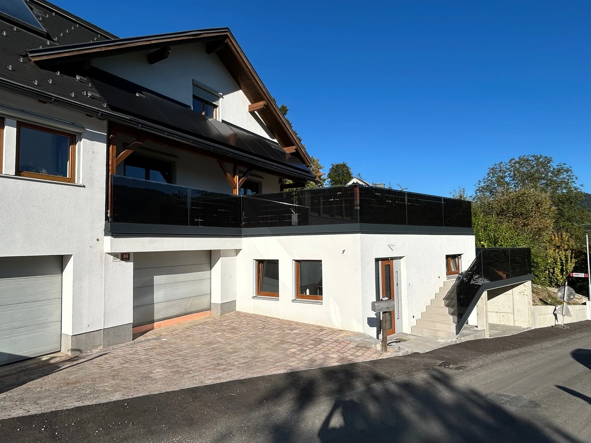 Mehr über den Artikel erfahren Ästhetisch integrierte PV-Lösung in Gresten: Solarverglasung & Dachanlage mit 8,4 kWp