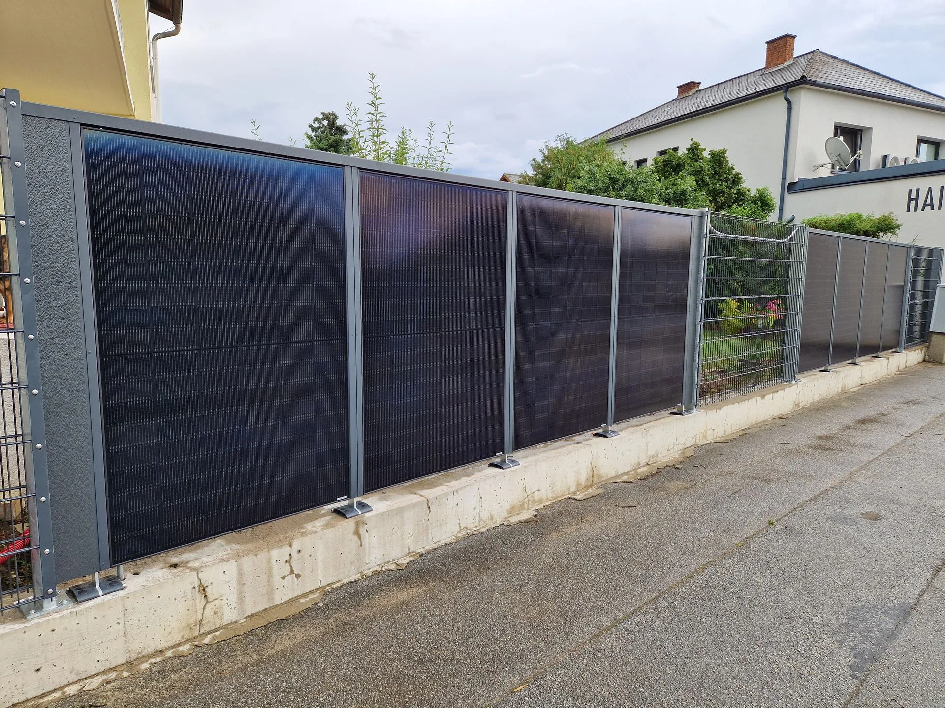Mehr über den Artikel erfahren ⚡Der neue Zaun liefert nicht nur Sichtschutz und Struktur – sondern auch saubere Energie für das gesamte Zuhause