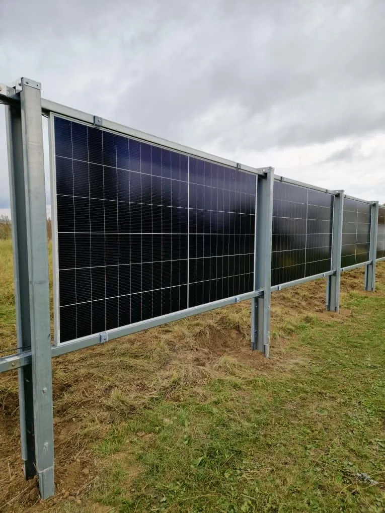 Mehr über den Artikel erfahren ⚡ Vertikales PV-Zaunsystem mit integriertem Energiespeicher