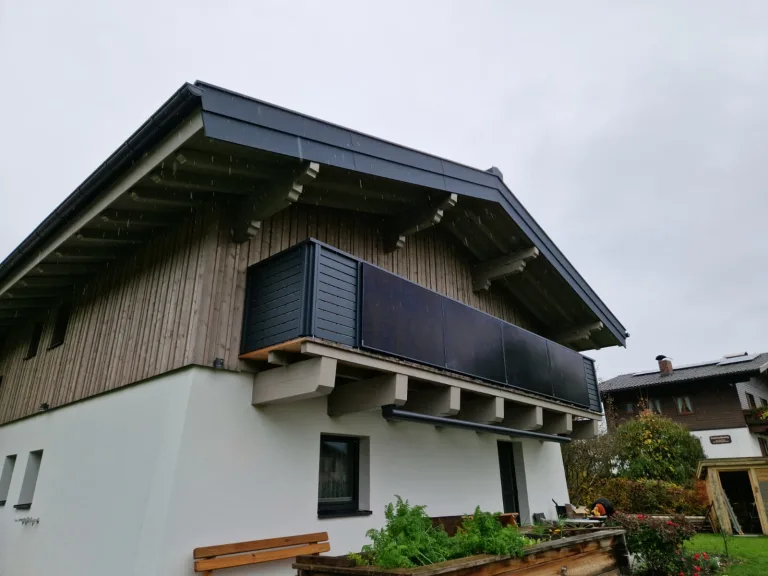 Mehr über den Artikel erfahren Architektur trifft Energieeffizienz – Hybrid-PV-System mit Dach- und Balkonintegration