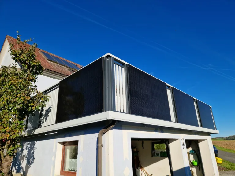 Mehr über den Artikel erfahren Erweiterung einer Dachanlage durch integrierte Balkon-Photovoltaik