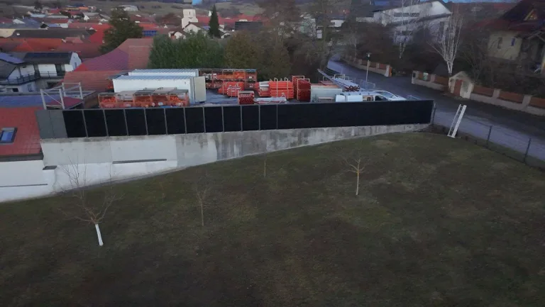 Mehr über den Artikel erfahren Photovoltaik-Zaunsystem im Gewerbebereich – Niederösterreich